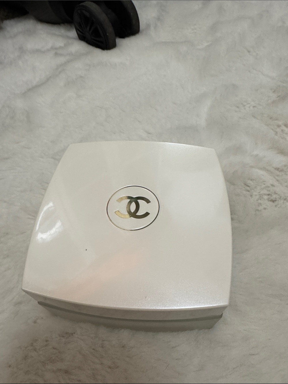 CHANEL White Decorative Jewelry Compact with Gold CC Logo